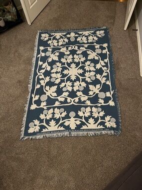 Mikala Gillan Hawaiian Quilt Collection Blue & Cream Throw Rug
